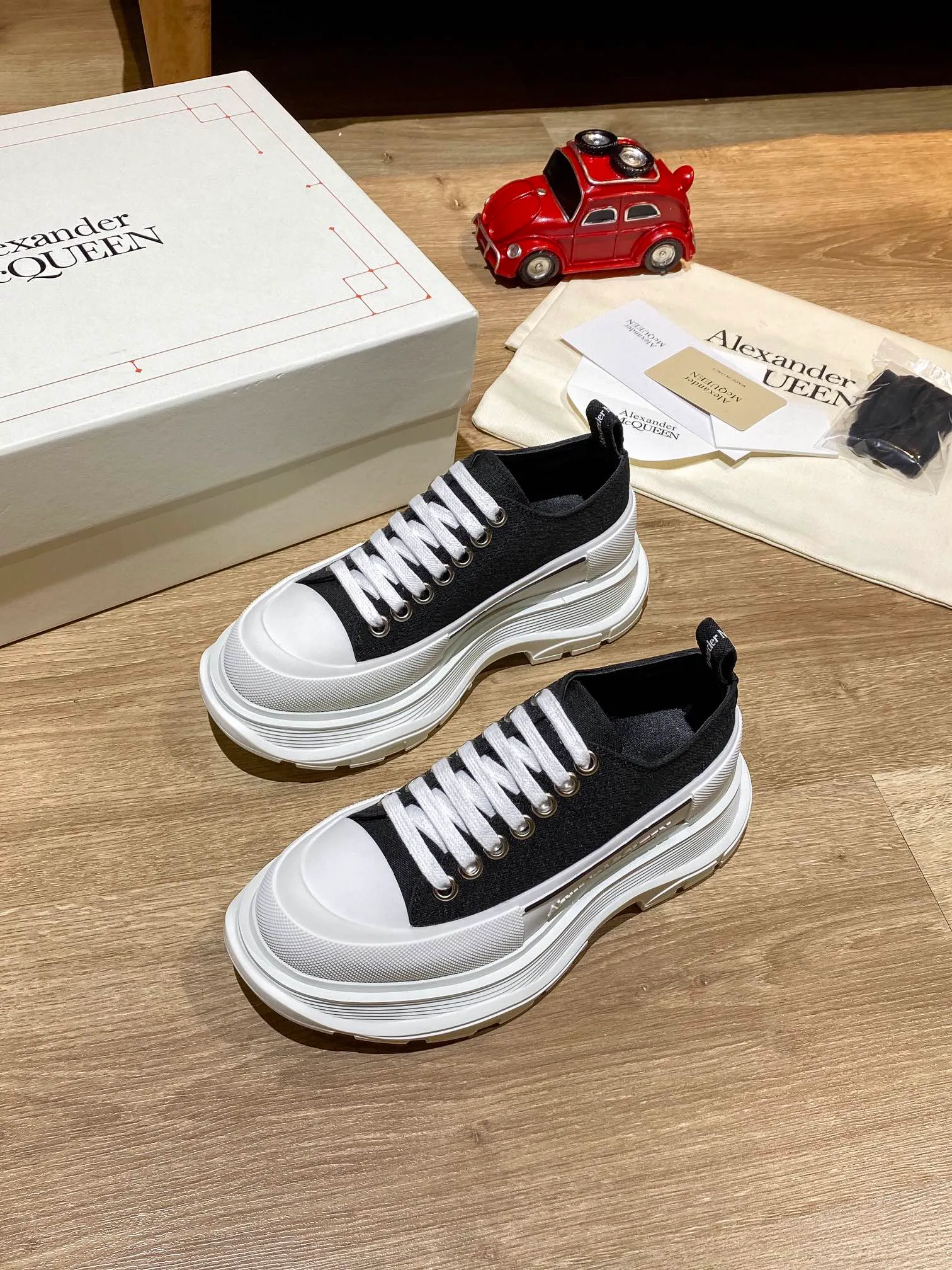 👟👟Ex-factory price 480👟👟 Women's shoes, women's clothing Alexander Mcqueen🚀🚀Couple model👫 MQ McQueen thick-soled platform shoes, the latest spring style in the counter, Xiaohongshu is popular. It is another casual shoe that increases height and slimming. 😄 Does not choose any style. The heel height is 6.5 cm. It is equivalent to wearing a pair of high heels. It is inevitable to look thinner. Black and white are versatile, pink looks youthful, several colors are very popular, originally purchased from hk, the highest quality in the market, a popular product, 👍 Material: genuine customized space Monica cloth, goatskin lining, private model TPU multi-layer combination outsole, standard code number, with a full set of the latest packaging at the counter, code number: 35-40 for women, 39-44 for men